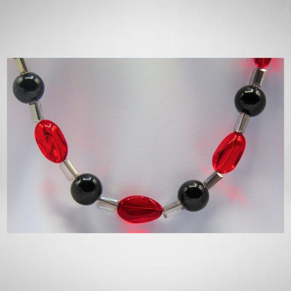 Red and Black Colour Beaded Jewelry Set - Picture 3 of 6
